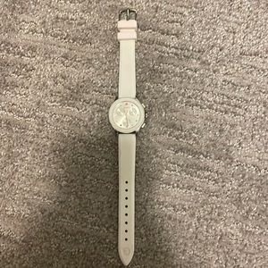 I don’t wear watches anymore. Slightly used and looks new. No scratches